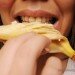 làm trắng răng với vò chuối